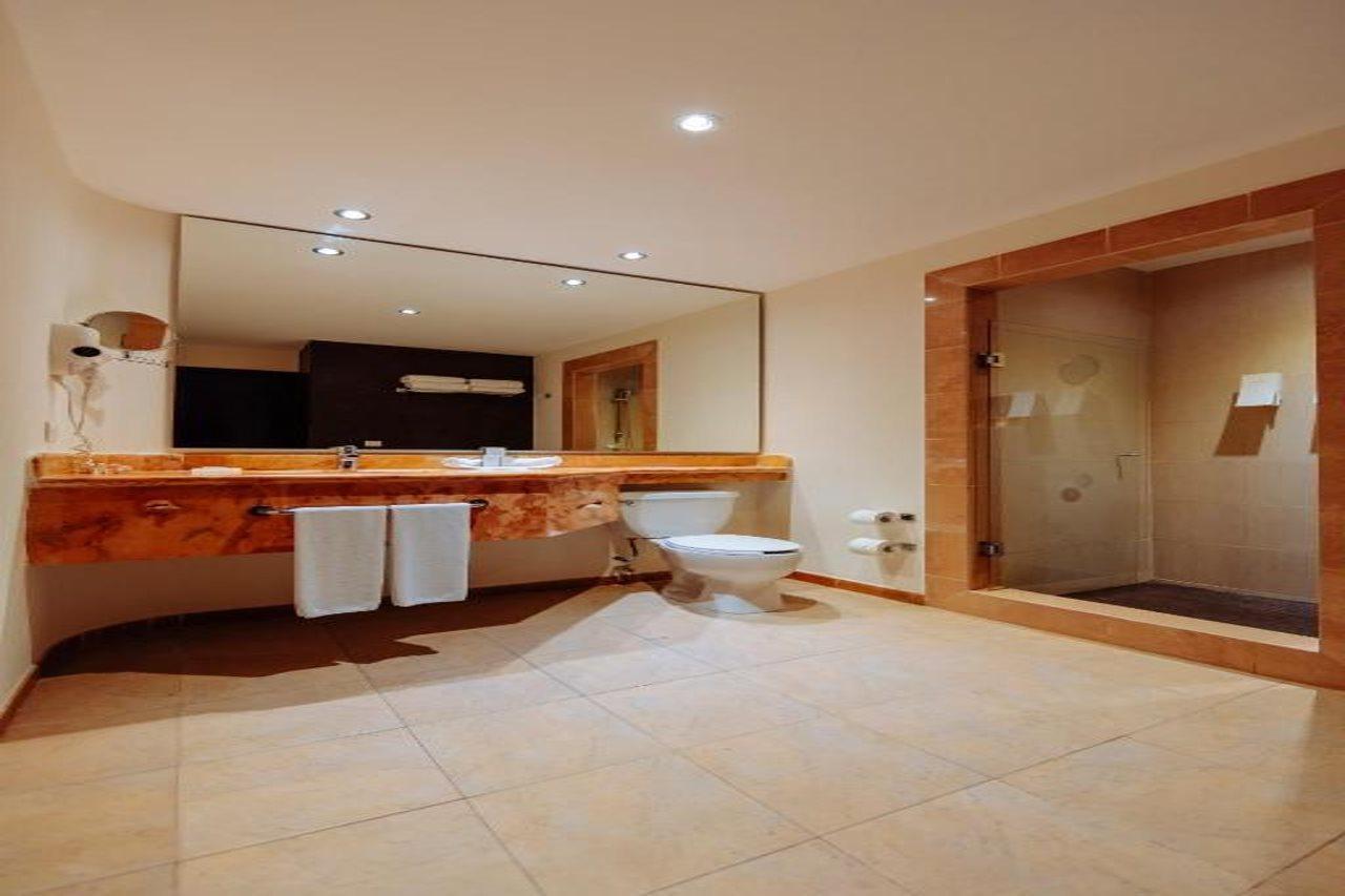 Occidental at Xcaret Destination - All Inclusive Xcaret Park Esterno foto A bathroom