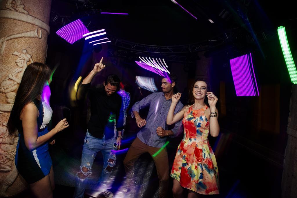 Occidental at Xcaret Destination - All Inclusive Xcaret Park Esterno foto People dancing in a nightclub