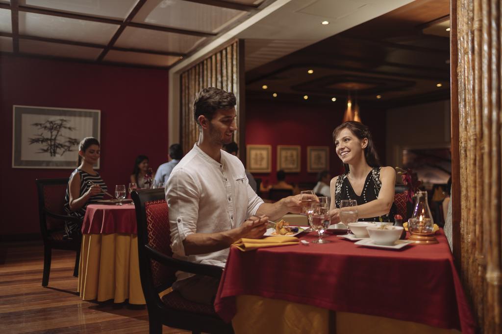 Occidental at Xcaret Destination - All Inclusive Xcaret Park Esterno foto A couple dining at a restaurant